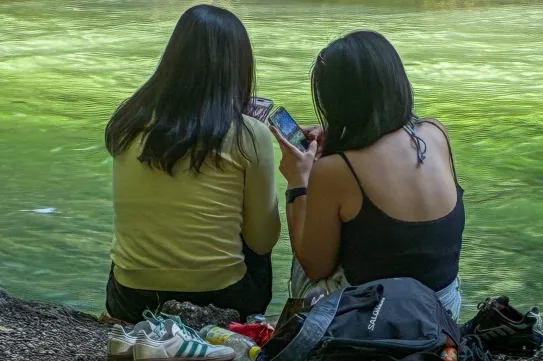 Nem csak a koncentrációt rontja, egyensúlyproblémákat is okozhat a sok telefonozás