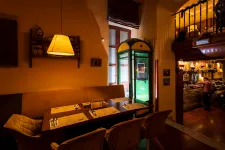 A választások előtt jön egy kis segítség az évek óta szenvedő éttermeknek