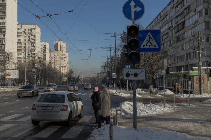 Gyalogosok várnak az átkelésre egy áramkimaradás miatt nem működő közlekedési lámpánál Kijevben, 2026. január 21-én – Fotó: Roman Pilipey / AFP