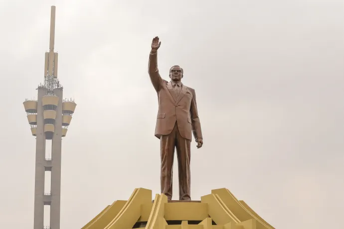 Lumumba szobra Kinshasában és Nkuka Mboladinga a Botswana elleni meccsen, Rabatban – Fotó: Siphiwe Sibeko