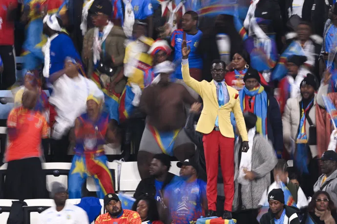 Lumumba szobra Kinshasában és Nkuka Mboladinga a Botswana elleni meccsen, Rabatban – Fotó: Siphiwe Sibeko