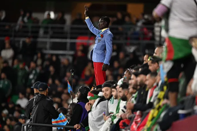 Vannak a világon elszánt focidrukkerek, de a kongói válogatott szuperszurkolója mindenkin túltesz