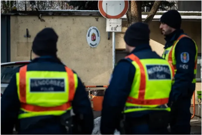 Police officers at the Szőlő Street reformatory during evacuation on January 20, 2026 – Photo: Dániel István Alföldi / Telex