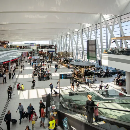 Egyszerűbb kártérítés-igénylés, ingyenes kézipoggyász – a légi utasok jogait erősítő álláspontot fogadott el az EP Kép