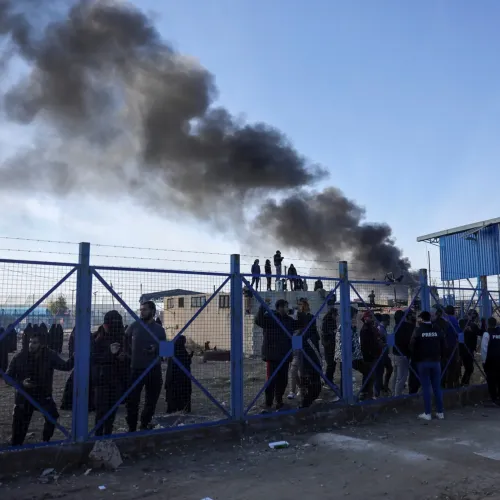 A szír-kurd harcok miatt Amerika egy országgal arrébb viszi az Iszlám Állam exharcosait Kép