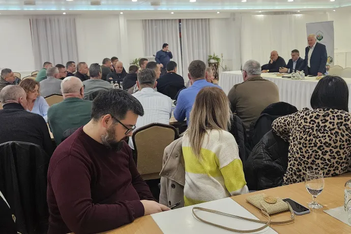 Rácz Imre, a Magosz Szabolcs-Szatmár-Bereg vármegyei elnöke, Papp Zsolt, a Nemzeti Agrárgazdasági Kamara elnöke és Tilki Attila, a Fidesz országgyűlési képviselője a Bászna Gabona Zrt. miatt bajba került gazdálkodók tájékoztatására összehívott fórumon, Napkoron – Fotó: Rácz Imre / Facebook