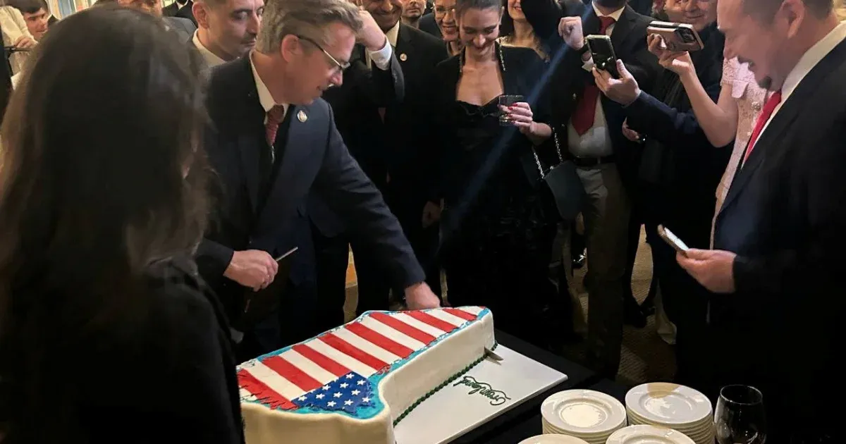 Republikánus politikusok Grönland alakú tortával ünnepelték Trump beiktatásának első évfordulóját