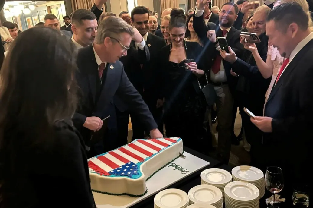 Republikánus politikusok Grönland alakú tortával ünnepelték Trump beiktatásának első évfordulóját