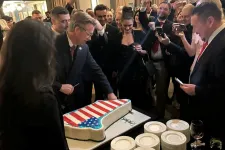 Republikánus politikusok Grönland alakú tortával ünnepelték Trump beiktatásának első évfordulóját