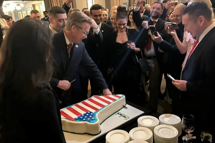 Republikánus politikusok Grönland alakú tortával ünnepelték Trump beiktatásának első évfordulóját