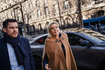 Trump emberei Párizsban Marine Le Penért próbáltak lobbizni egy jogásznál, aki ezt azonnal jelezte a külügynek