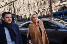 Trump emberei Párizsban Marine Le Penért próbáltak lobbizni egy jogásznál, aki ezt azonnal jelezte a külügynek