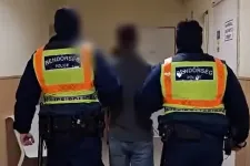 Rendőrnek, majd ellenőrnek adta ki magát egy 18 éves fiú Debrecenben, lebukott a buszon