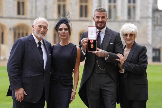 David Beckham pózol feleségével és szüleivel, miután lovagi címet kapott a Windsor-kastélyban 2025. november 4-én – Fotó: Andrew Matthews – Pool / Getty Images