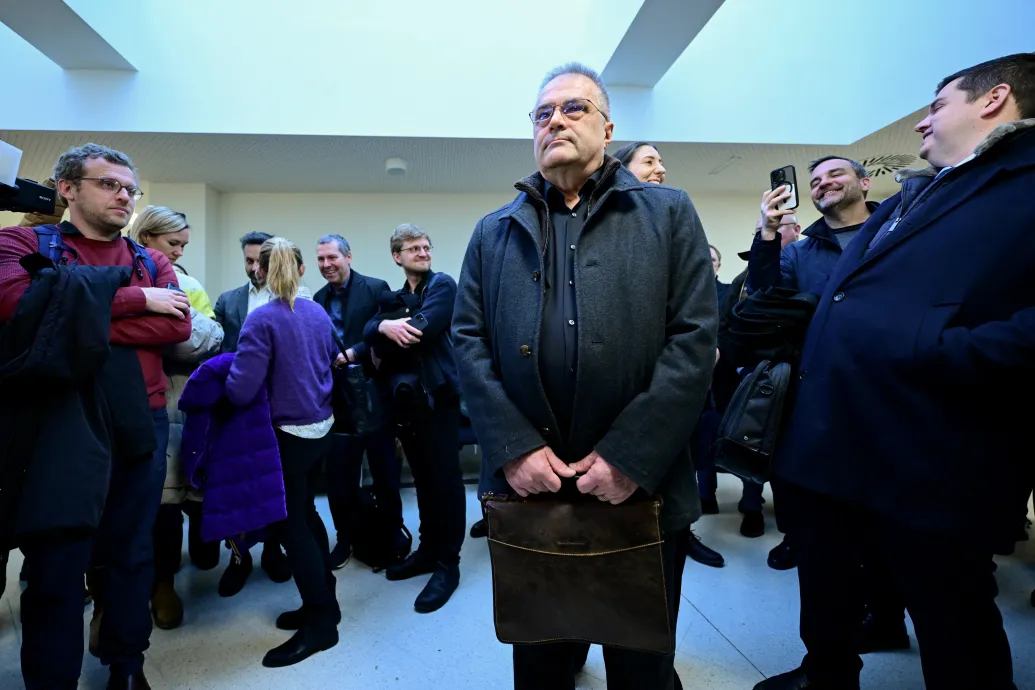 Egy érzelmes hírszerző, Dunába pottyant telefonok és egy bedöntött fintechcég igazgatója is előkerült a nagy bécsi kémperben