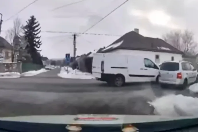 Családi autóval, a kistestvérével a hátsó ülésen menekült a zirci fiú, aki úgy megverte az egyik diáktársát, hogy kihívták a rendőröket