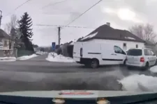 Családi autóval, a kistestvérével a hátsó ülésen menekült a zirci fiú, aki úgy megverte az egyik diáktársát, hogy kihívták a rendőröket