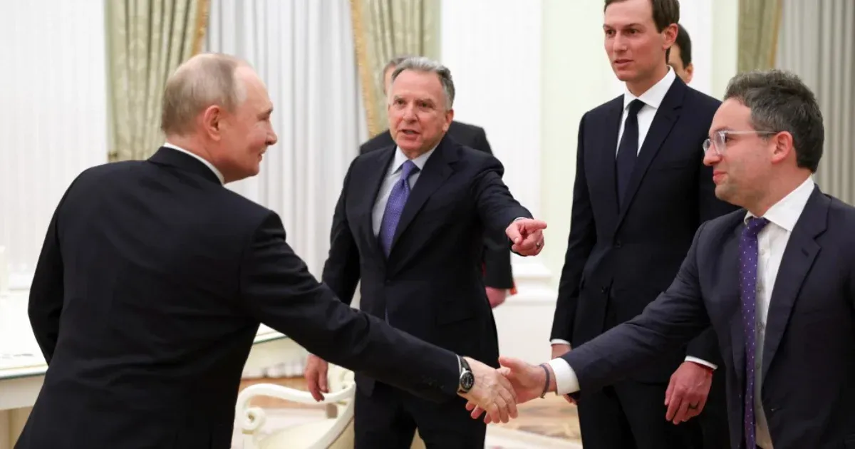 Már Moszkvában egyeztetnek az amerikaiak Putyinnal