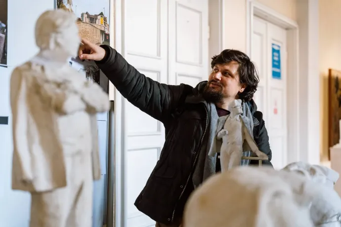 Makkai István szobrászművész a marosvásárhelyi városházán kiállított pályamunkák között, előtérben Deák Árpád második díjas terve – Fotó: Frunda Csenge helyi tanácsos Facebook-oldala