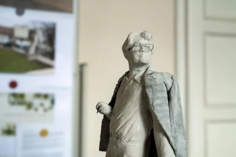 Megosztja a marosvásárhelyieket Sütő András szobrának terve, az alkotó szerint sebtében fotózott makett alapján ítélkeznek