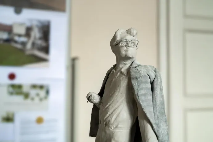 Megosztja a marosvásárhelyieket Sütő András szobrának terve, az alkotó szerint sebtében fotózott makett alapján ítélkeznek