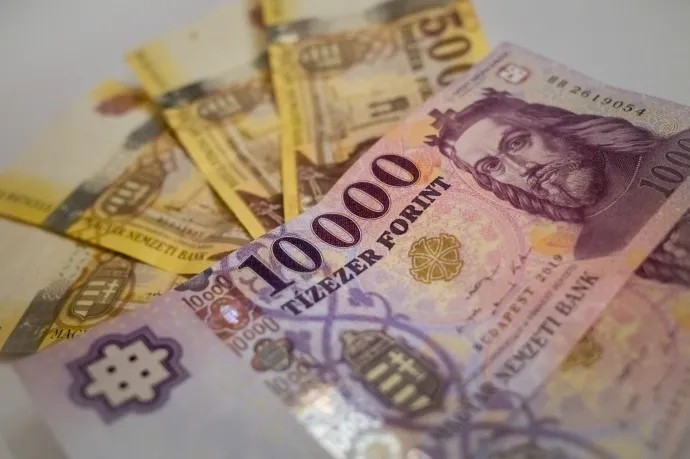 Négyéves csúcson a forint a dollárral szemben