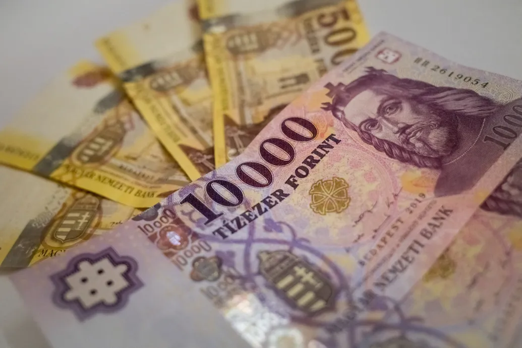 Négyéves csúcson a forint a dollárral szemben