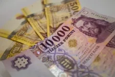 Négyéves csúcson a forint a dollárral szemben