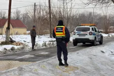 Emberi ürülékkel teli vödröket vittek az utca végébe Csepelen