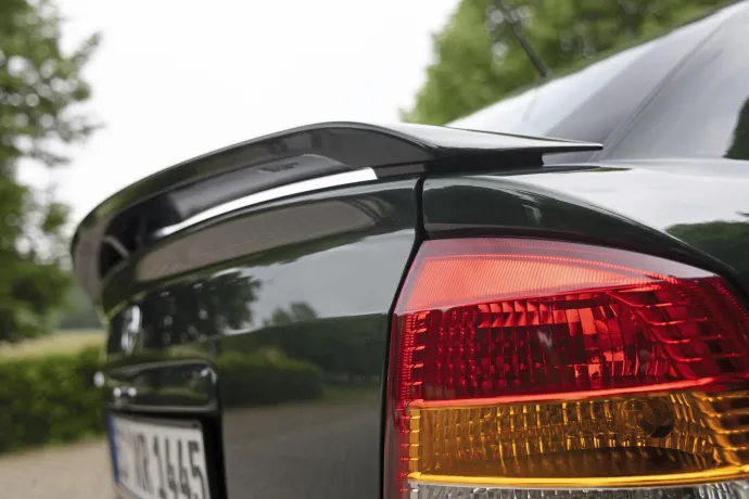 Az Audi A2, az Opel Astra G, illetve a VW Lupo legtakarékosabb változata (fent). Az Astráról nehéz megállapítani, hogy Eco4 kivitelű, mert hátsó légterelő a többi változaton is lehet (középen), az Audi A2 viszont bármilyen kivitelben különleges autó (lent) – Fotó: Hans-Dieter Seufert / autóMAGAZIN