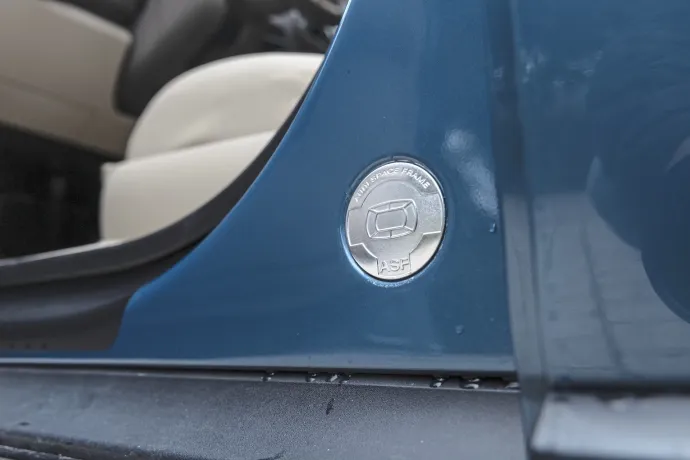 Az Astra G egyszerű beltere került az Eco4-be is (fent). A Lupo 3L csomagtere minimális méretű (középen). Az Audi A2 középső oszlopának tövében hirdetik az Audi Space Frame-et, vagyis a cég könnyűfém karosszériáját, illetve az ebben található térhálós vázszerkezetet (lent) – Fotó: Hans-Dieter Seufert / autóMAGAZIN