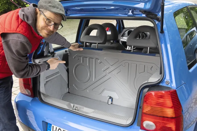 Az Astra G egyszerű beltere került az Eco4-be is (fent). A Lupo 3L csomagtere minimális méretű (középen). Az Audi A2 középső oszlopának tövében hirdetik az Audi Space Frame-et, vagyis a cég könnyűfém karosszériáját, illetve az ebben található térhálós vázszerkezetet (lent) – Fotó: Hans-Dieter Seufert / autóMAGAZIN