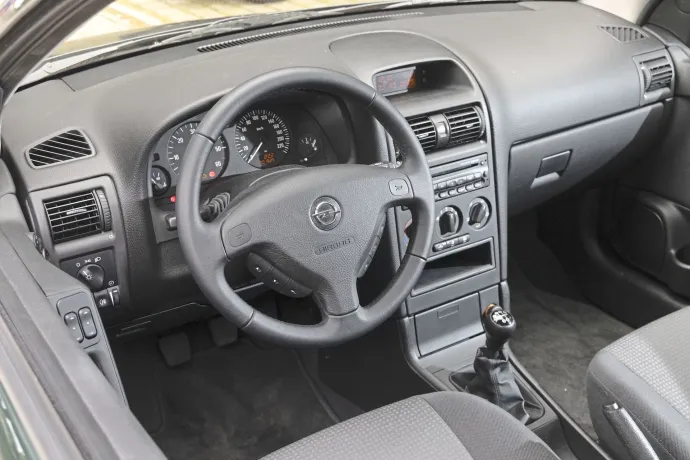 Az Astra G egyszerű beltere került az Eco4-be is (fent). A Lupo 3L csomagtere minimális méretű (középen). Az Audi A2 középső oszlopának tövében hirdetik az Audi Space Frame-et, vagyis a cég könnyűfém karosszériáját, illetve az ebben található térhálós vázszerkezetet (lent) – Fotó: Hans-Dieter Seufert / autóMAGAZIN