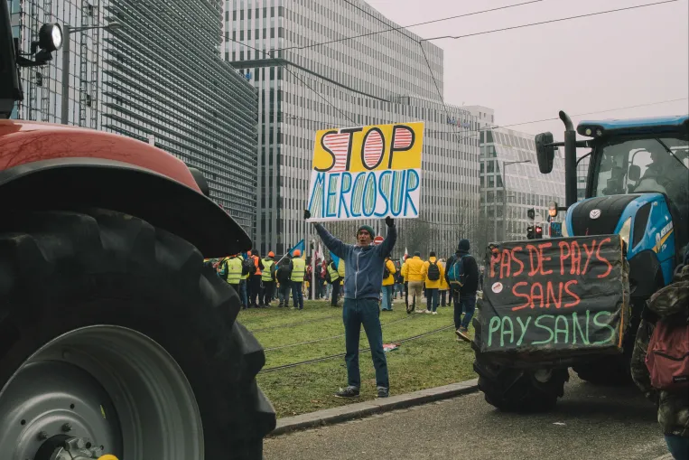 Fact-check: csak fizetett aktivisták voltak a strasbourgi gazdatüntetésen vagy fideszes képviselők is?