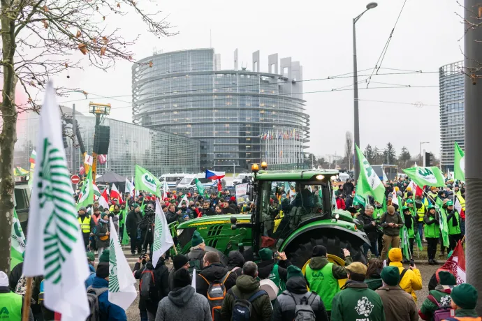 Fact-check: csak fizetett aktivisták voltak a strasbourgi gazdatüntetésen vagy fideszes képviselők is?