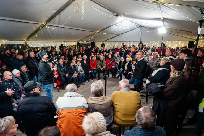 Magyar Péter országjárása egyik állomásán, Táton, 2025 decemberében – Fotó: Kapronczai Balázs / Facebook