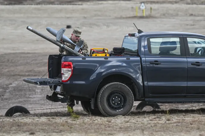 Egy amerikai katona aktiválja a Merops nevű, mesterséges intelligenciával működő drónellenes rendszert a NATO Lengyelországban 2025. november 18-án tartott bemutatója során – Fotó: Omar Marques / Getty Images