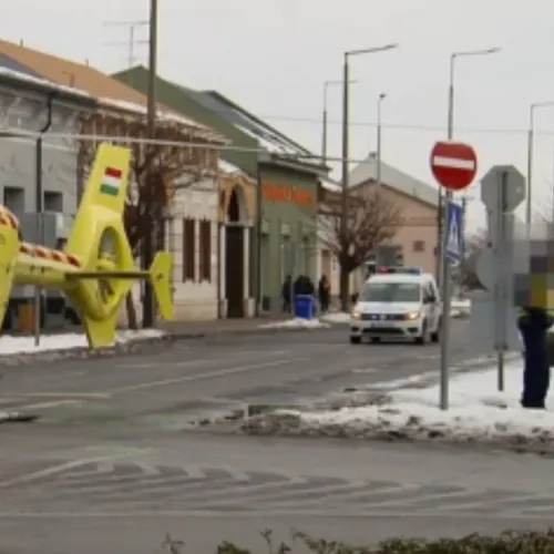 Megskalpolt egy közlekedési táblát a mentőhelikopter, amikor Nyírbátor közepén próbált landolni Kép