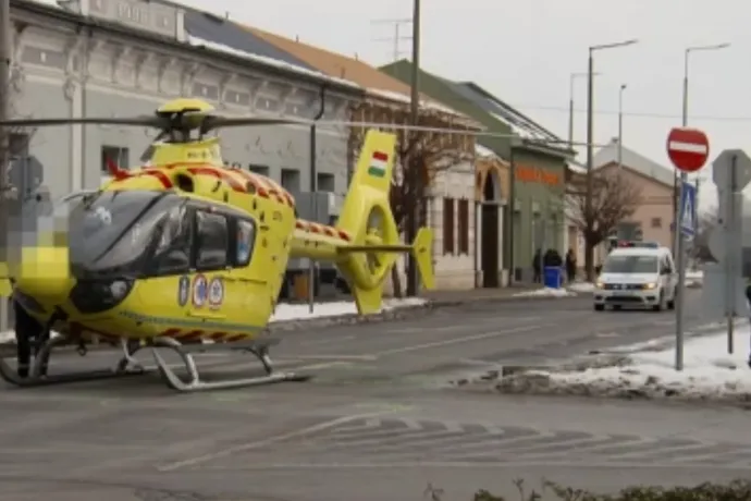Megskalpolt egy közlekedési táblát a mentőhelikopter, amikor Nyírbátor közepén próbált landolni