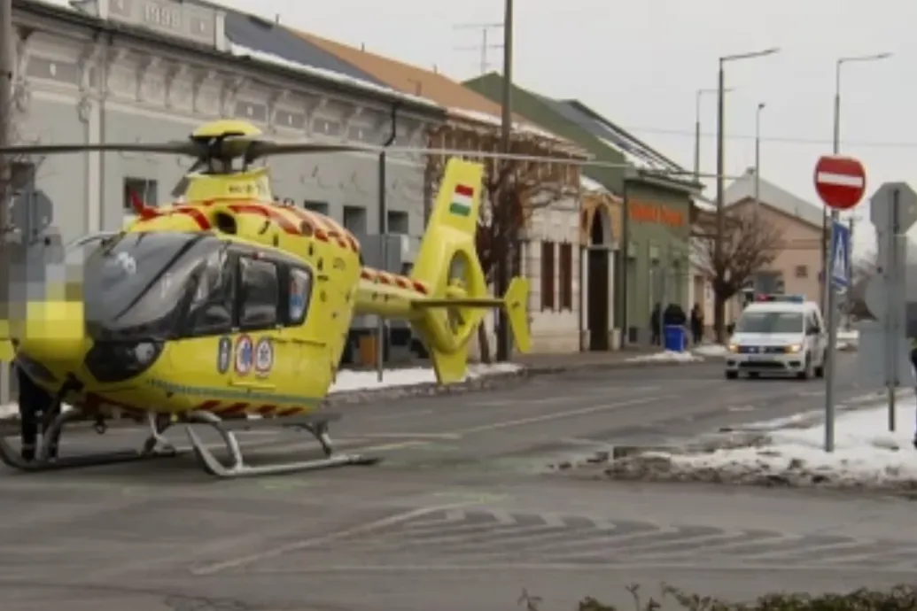 Megskalpolt egy közlekedési táblát a mentőhelikopter, amikor Nyírbátor közepén próbált landolni