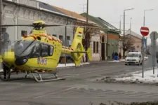 Megskalpolt egy közlekedési táblát a mentőhelikopter, amikor Nyírbátor közepén próbált landolni