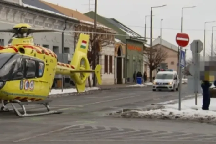 Megskalpolt egy közlekedési táblát a mentőhelikopter, amikor Nyírbátor közepén próbált landolni