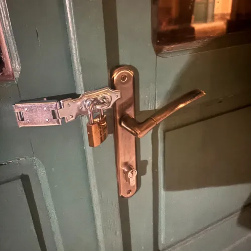 Zebegényben lelakatolták a képviselők a polgármesteri hivatalt, nem engedik be a polgármestert Kép