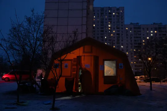 „Visszatértünk a 16. századba. Csak épp nem mi tehetünk róla” – helyszíni riport a kegyetlen mínuszokban áram és fűtés nélkül maradt Kijevből