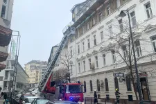 Létrás tűzoltóautóval vonultak ki a Mammut melletti házhoz, ahol tavaly egy óriási üvegtábla zuhant az utcára