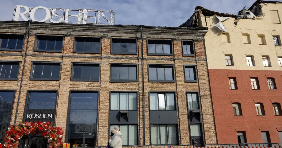 A helyszínen néztük meg a Roshen kijevi csokoládégyárát, amit orosz dróntámadásban sérült meg