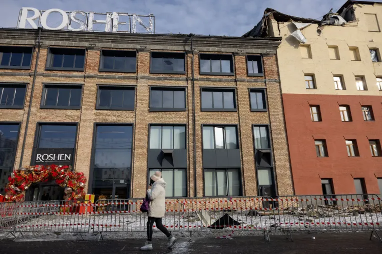 A helyszínen néztük meg a Roshen kijevi csokoládégyárát, ami orosz dróntámadásban sérült meg