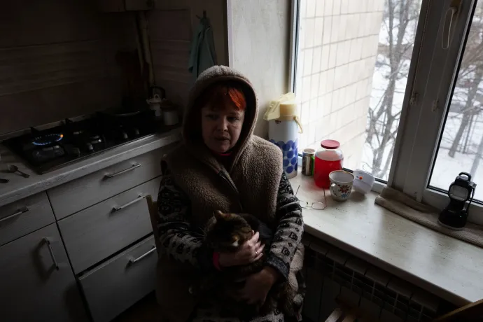 Liena Kijev Berezniak városrészében lévő lakásában, ahol a 2026. január 9-i orosz támadás óta nincsen fűtés – Fotó: Ajpek Orsi / Telex