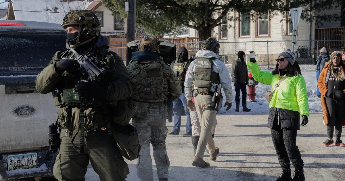 Őrizetbe vettek egy kétéves kislányt az apjával Minneapolisban, majd Texasba vitték