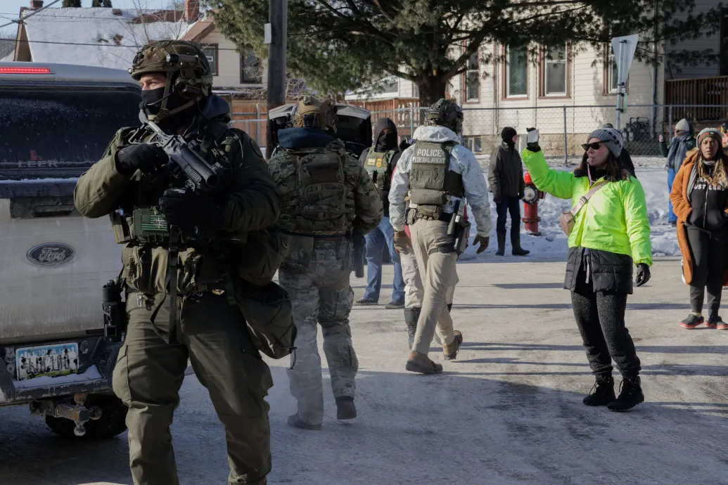 Őrizetbe vettek egy kétéves kislányt az apjával Minneapolisban, majd Texasba vitték